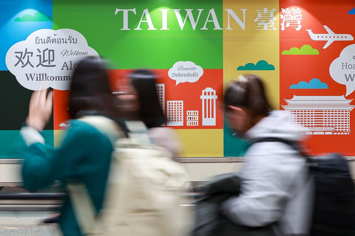 大陸文旅部宣布開放上海及福建陸客來台團體遊，上海、福建觀光旅行社業者全面動起來。圖為步行於桃機二航廈入境長廊的旅客。記者黃仲明／攝影 