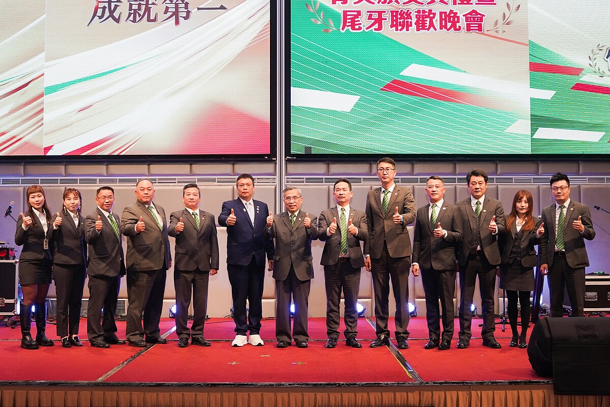 劉炳耀董事長（圖中）帶領有巢氏房屋竹苗經管會幹部，感謝大家跟隨總部。李天保理事長（左6）也出席同歡。圖／永慶房產集團提供
