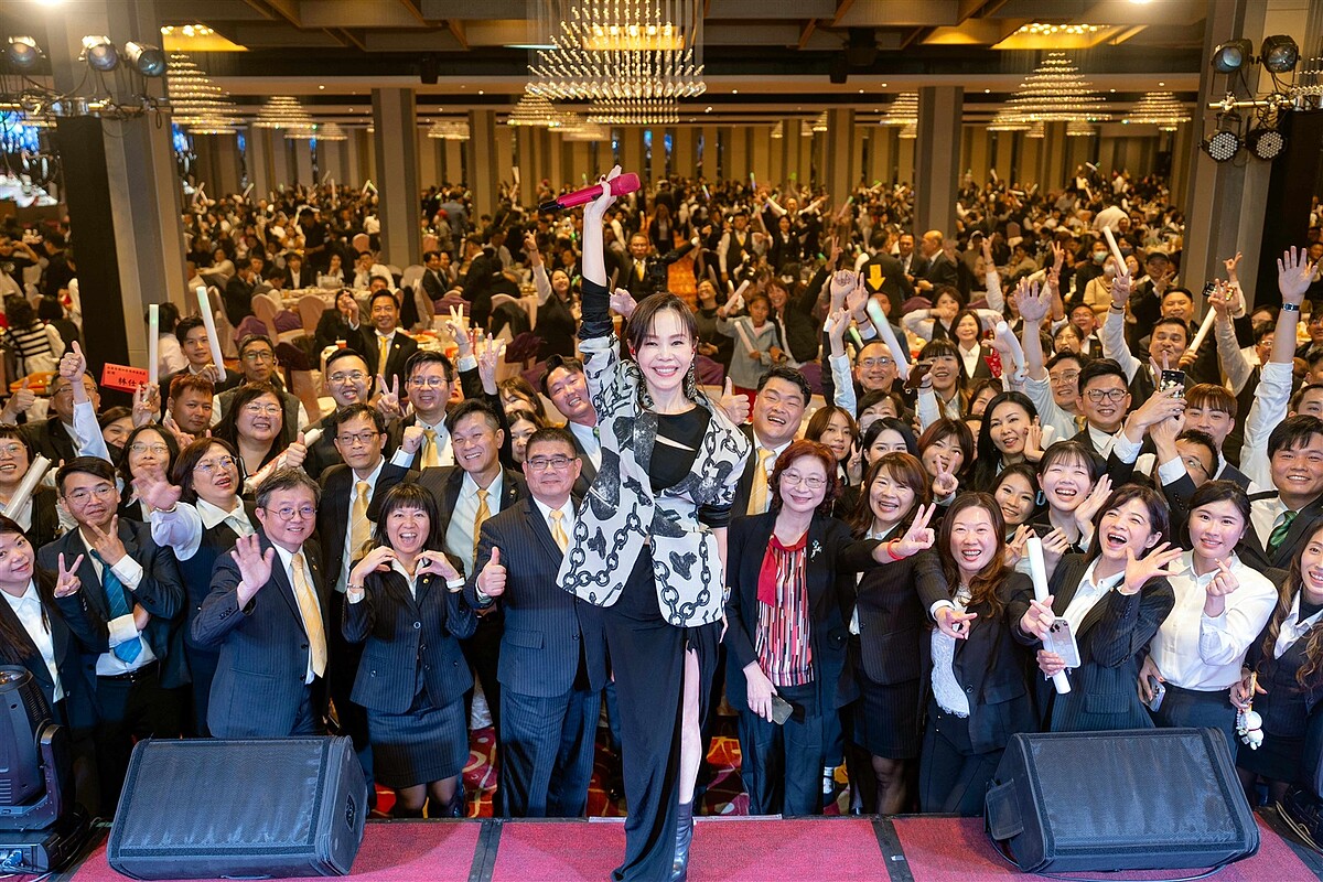 鐵肺歌后「彭佳慧」在永慶加盟四品牌台南尾牙宴上獻唱，以優美歌聲收服大家的耳朵。圖／永慶房產集團提供