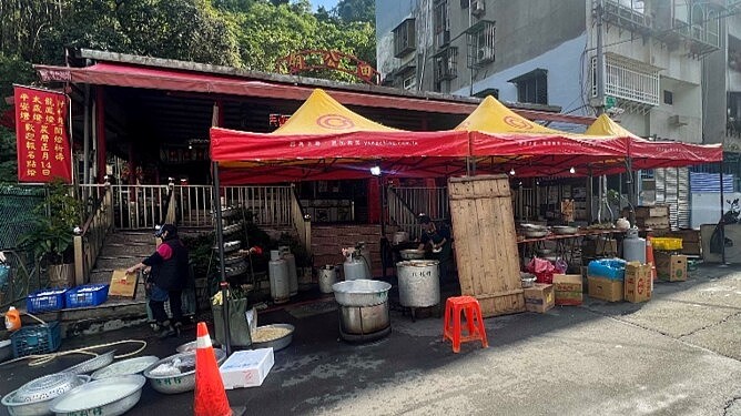 永慶房屋提供帳篷,讓現場總舖師準備尾牙食材。