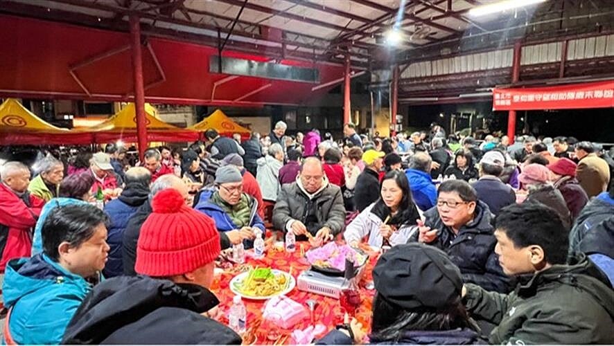 台北市信義區泰和里辦公室尾牙活動,共有近百人參加。