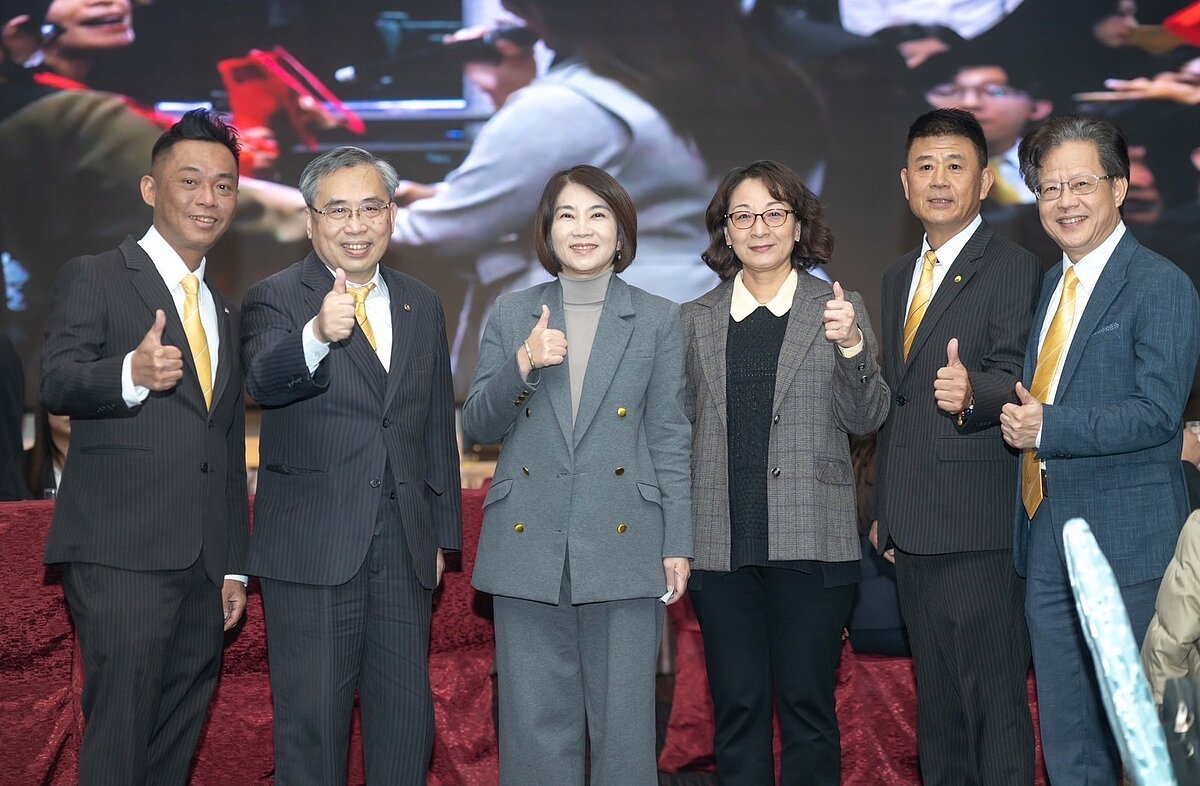 屏東縣長周春米(左3)及屏東縣地政處長陳錦屏(右3)均出席永慶加盟四品牌屏東尾牙，與同仁一起同樂。圖／永慶房產集團提供
