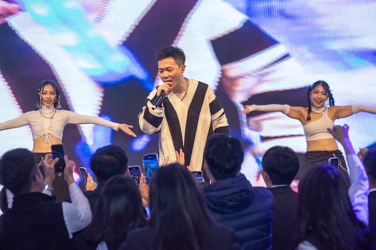 歌手蕭秉治在永慶加盟四品牌屏東尾牙演唱多首金曲，讓現場同仁聽得陶醉。圖／永慶房產集團提供