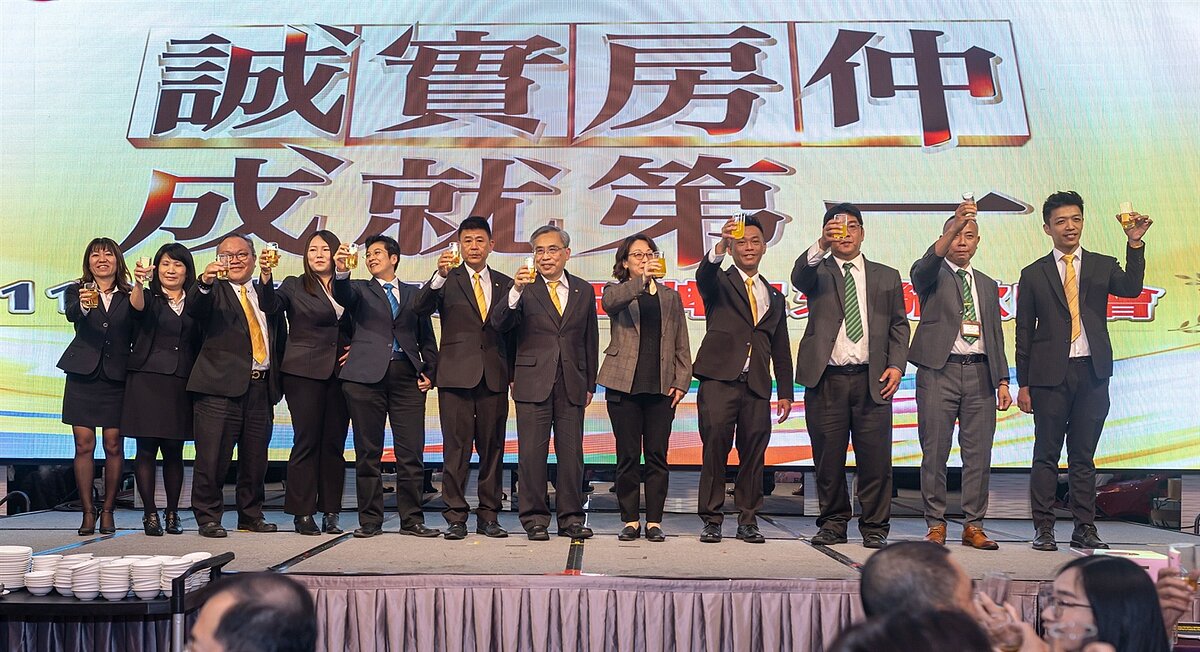 永慶加盟四品牌屏東尾牙共700人同樂，齊慶2024大豐收。圖／永慶房產集團提供