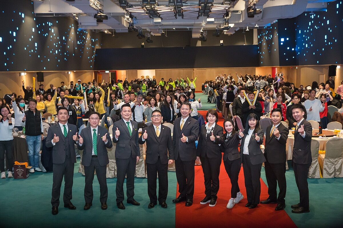 花蓮規模最大的房仲「永慶加盟四品牌」，17日舉辦尾牙、席開55桌，場面相當熱鬧。圖／永慶房產集團提供