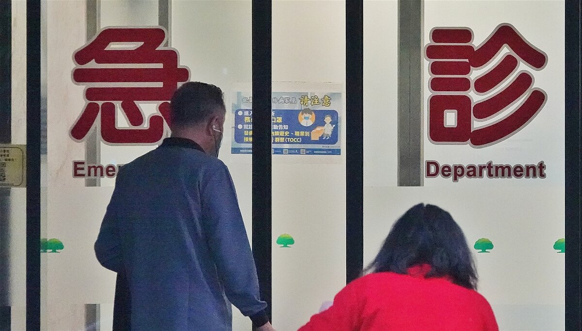 流感疫情進入高峰期。疾管署發言人曾淑慧指出,上周類流感門急診約十四萬一千多人次,跟前一周持平。本報資料照片