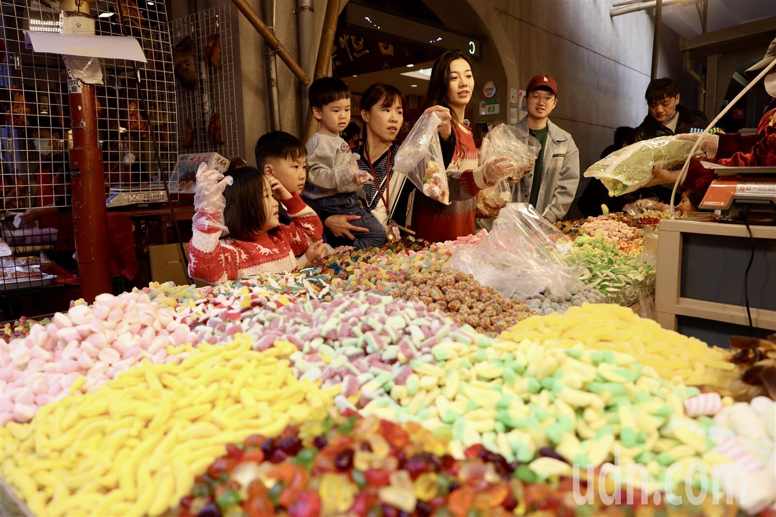 一名網友表示,近期到台中最大的「天津路年貨大街」買年貨,竟買到過期快1年的糖果。示意圖。聯合報系資料照
