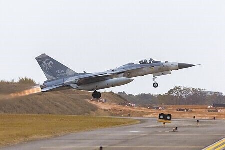 台中清泉崗基地空軍三聯隊21日發生41歲胡姓女士官長遭IDF經國號戰機發動機吸入,當場死亡。圖為IDF經國號戰機編號1504。(本報資料照片)