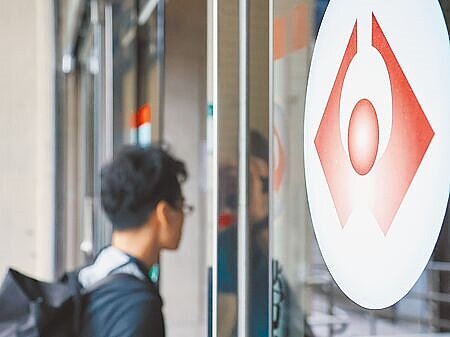 
勞動部21日發布最新勞保精算報告，精算負債達14兆1027億元。圖為民眾前往勞保局。（本報資料照片）
