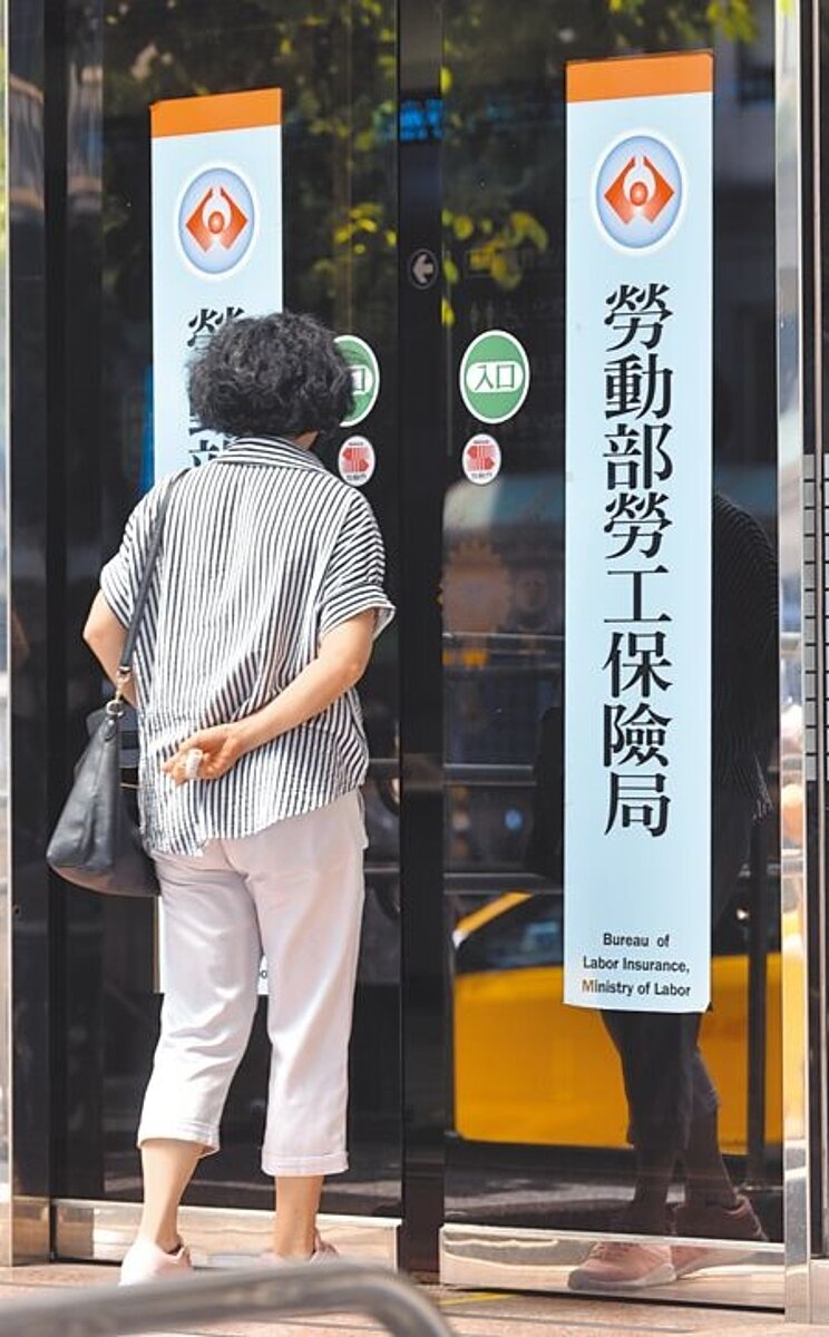勞保破產倒數計時6年。有勞團指出,不反對調高費率,但不能接受減少請領金額。圖為民眾前往勞保局。(本報資料照片)