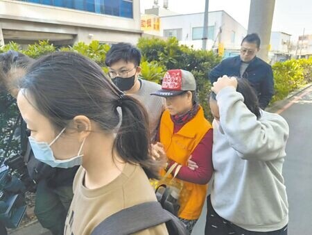 
台中清泉崗基地空軍三聯隊21日發生41歲胡姓女士官長遭IDF經國號戰機發動機吸入，當場死亡。胡母（中排右二戴帽者）悲痛認屍，希望軍方追查真相。（李京昇攝）

