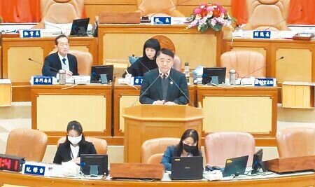 新北市工務局長馮兆麟(第二排中)21日至議會專案報告三重鄰損案,說明市府後續的策進作為。(陳慰慈攝)