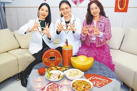
中醫大新竹附醫營養師黃琳惠（左至右）、吳婉瑜及執行長張宜真分享「少油、少鹽、少糖、高纖」技巧，建議農曆春節多吃原型食物少吃加工品，開心圍爐又能營養均衡無負擔。（羅浚濱攝）
