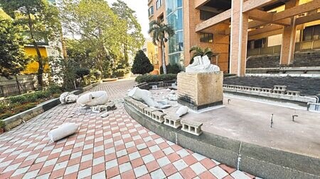 
曾挺過921地震的彰化市知名大樓「翡冷翠」廣場前的大衛雕像，在0121嘉義大埔地震應聲倒落，雕像頭部掉落一旁，身體支離破碎，基座上只剩雙腳還在。（葉靜美攝）
