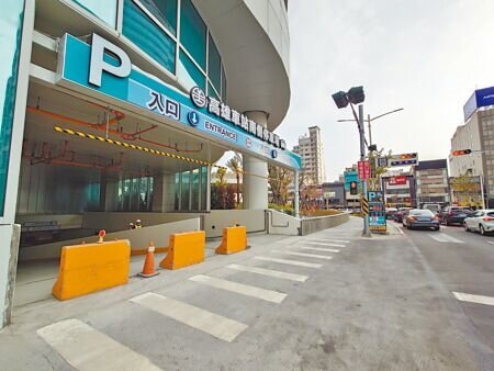 
高雄車站24日將啟用南側停車場，提供669席汽車、253席機車停車格位，但其動線引發民代憂心會周邊交通打結。（任義宇攝）
