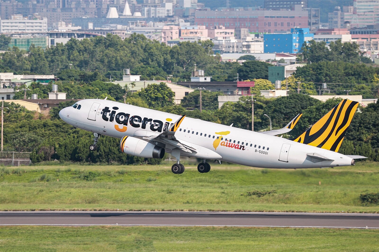 2025年1月27日起至2025年2月2日農曆春節期間,台灣虎航於桃園機場出發的航班,提早於起飛前3小時開始接受旅客辦理報到手續,避免後續過程壅塞,導致旅客可能趕不上航班的情況。記者黃仲明/攝影