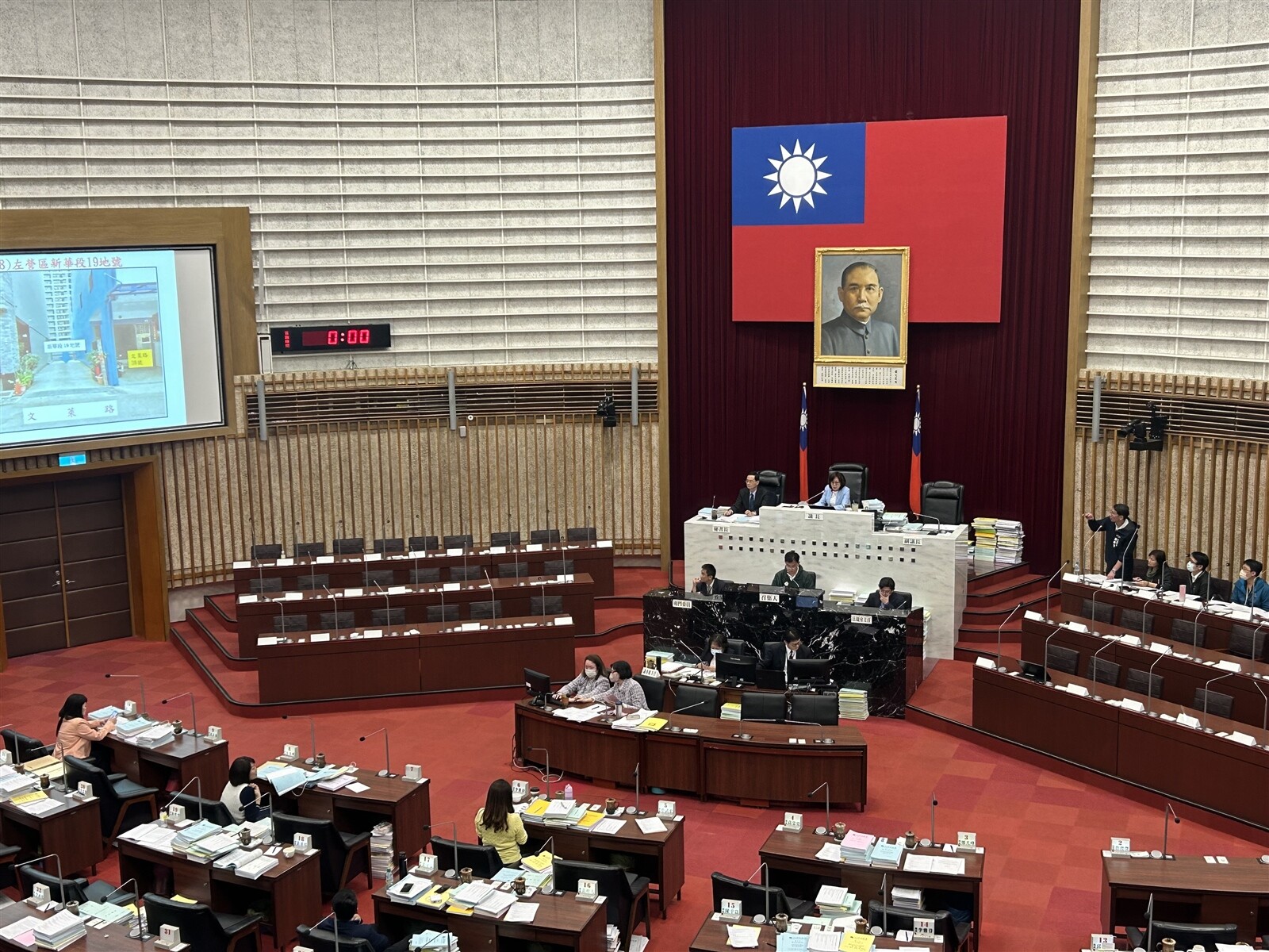 高市議會今天下午審查「高雄市房屋稅徵收自治條例」修正案，單一自住稅率由1.2％降為1％，全市約有42萬人可減稅。記者徐白櫻／攝影 