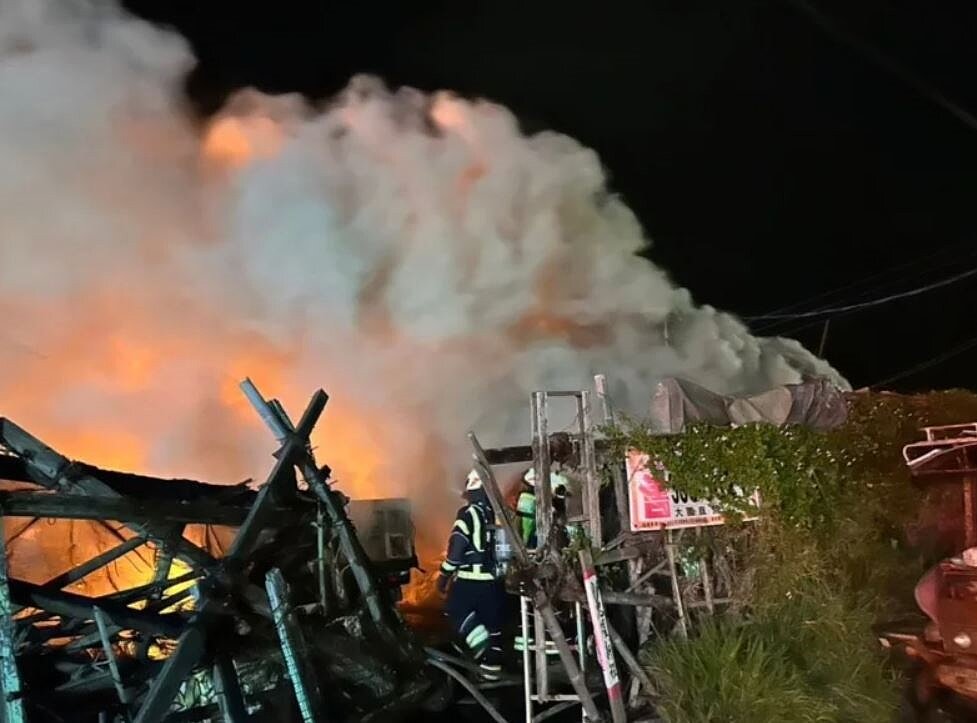 2023年4月21日深夜,觀音區玉林路某磚造平房火警,郭姓屋主順利逃出,收容男住客逃生不及熱死,桃園地院審結,將郭姓屋主判刑4月,可上訴。圖/消防署提供