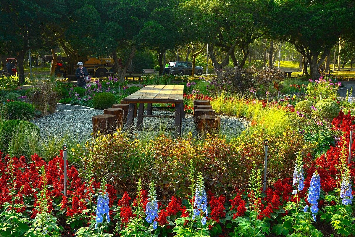 花園中央設置餐桌椅。圖/北市府提供