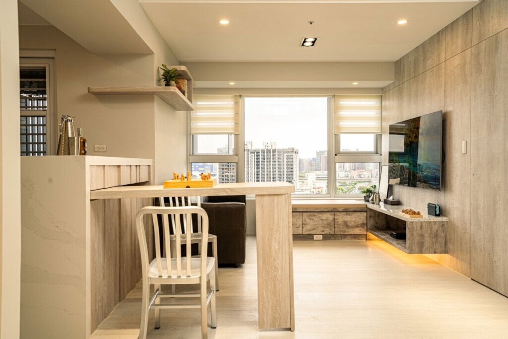 專為打造小宅的裝修手法,這張餐桌同時也可當作是電腦桌,不需要使用時可收進櫃體裡。圖/哲空間室內裝修設計