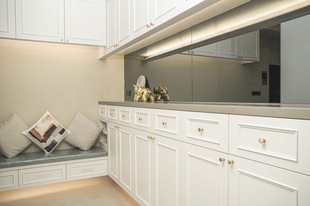 小宅可善用多功能室,並且一定要可以收納,運用在不同情境的空間,如儲藏室、書房、運動區,還可以變成房間。圖/哲空間室內裝修設計