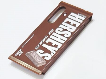 三星為S25系列手機推出的巧克力造型手機殼。(古明弘攝)