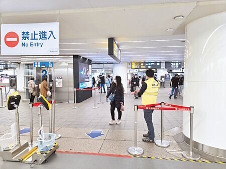 台北捷運公司去年11月起開始改造北捷淡水信義線台北車站B3層大廳,第1階段即將完工。(劉彥宜攝)