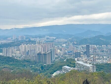 「新北市房屋稅徵收率自治條例修正案」22日經新北市議會三讀通過,將以「自住減稅、多屋重稅」方向課徵,市府估計每年增加約4億元稅收。(高鈞麟攝)