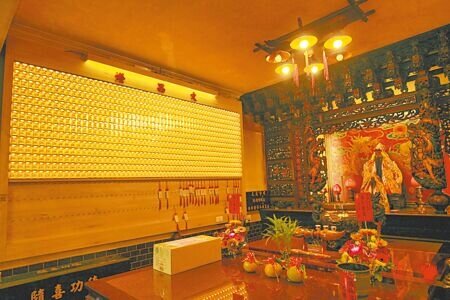 
苗栗縣頭份永貞宮提供光明燈、文昌燈、太歲燈、財神燈等，價格分別為光明燈及財神燈每盞300元、文昌燈500元、太歲燈去年300元，今年漲價為500元。（呂麗甄攝）
