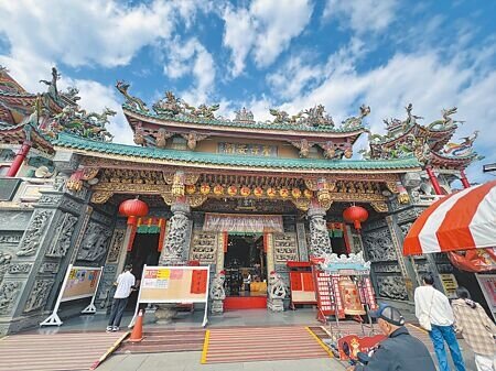 台南安平開台天后宮因建築、雕作破損,廟內多處逢雨漏水,亟需整建修復。(洪榮志攝)