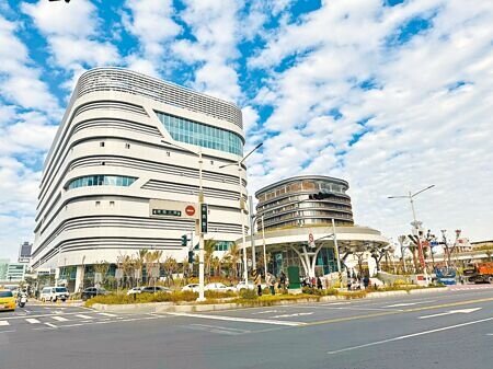 台鐵高雄車站商業大樓、旅館大樓陸續完工,招商進度受到外界關注。(紀爰攝)