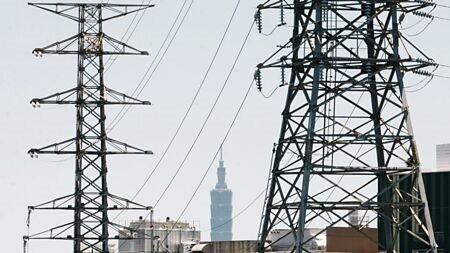 受半導體科技產業用電持續成長及傳產終端需求漸次回溫,全國產業高壓以上用電量仍維持成長,電力景氣燈號亮出第八顆代表揚升的黃紅燈,為2024年5月來連續八顆黃紅燈。圖∕本報資料照片