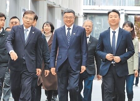 
儘管痛批在野黨刪除總預算讓政府窒礙難行，行政院長卓榮泰（中）22日仍開心出席中華郵政活動。（陳君瑋攝）
