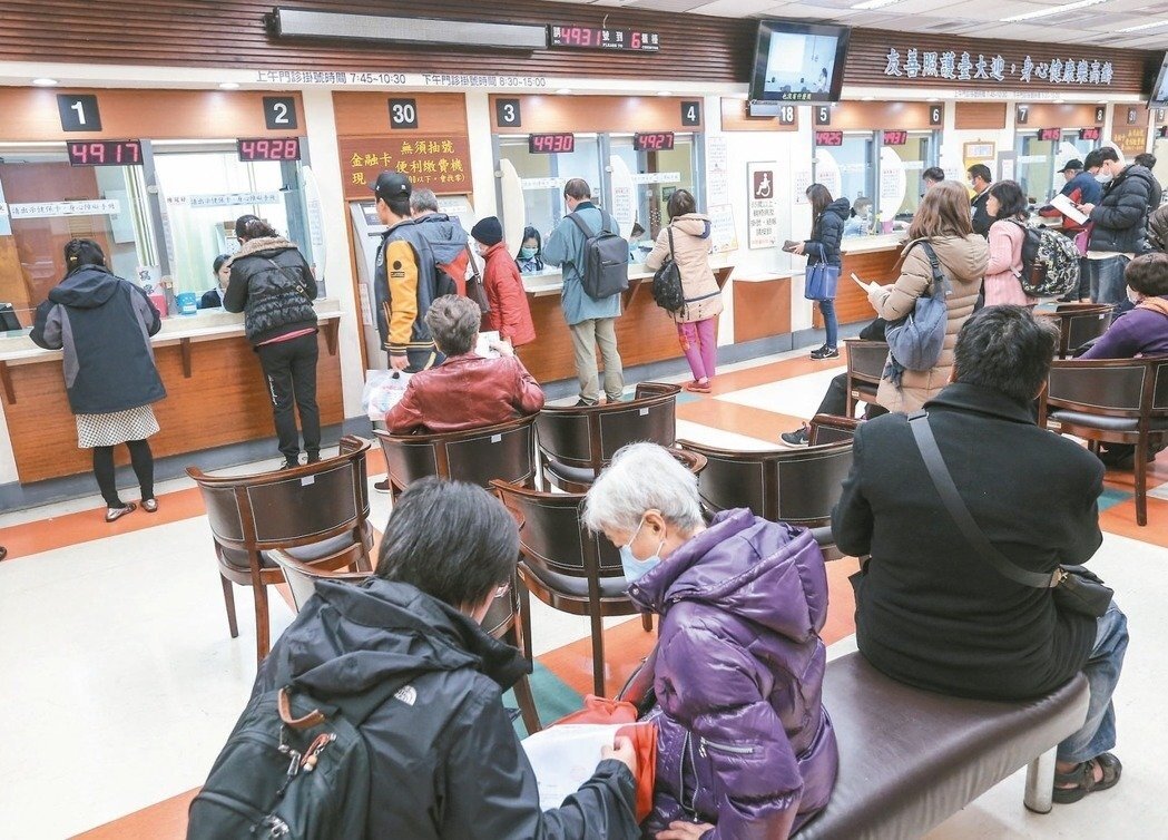 春節期間,部分醫院加開傳染病門診,因應社區多種病毒流行。本報資料照片