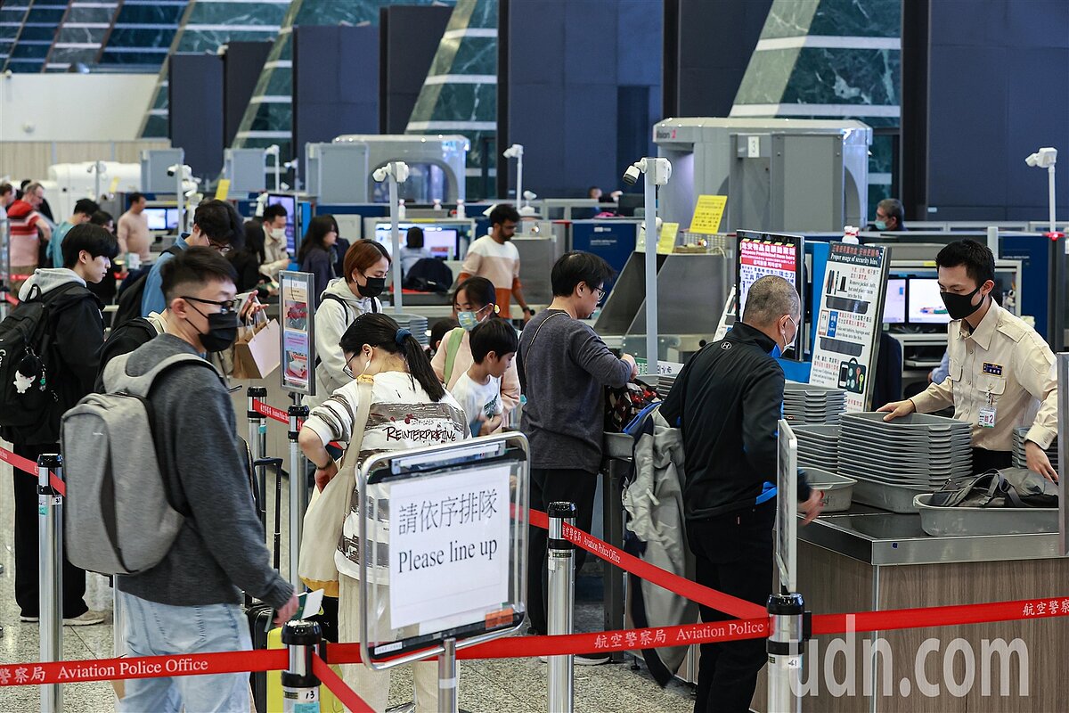 農曆春節連續假期即將到來,桃園國際機場春節疏運期間,預估單日旅客量將逾14萬人次,為順利紓解人潮,航警局已事先安排內政部警政署保一總隊、役政署替代役男及輔助安檢員支援。記者黃仲明/攝影
