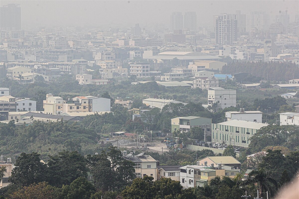 台中、彰化近日空氣品質惡化,遭環團譏「台中霾又回來了」,還出現PM2.5紫爆,質疑台電及中市府應變措施未發揮效果。記者黃仲裕/攝影