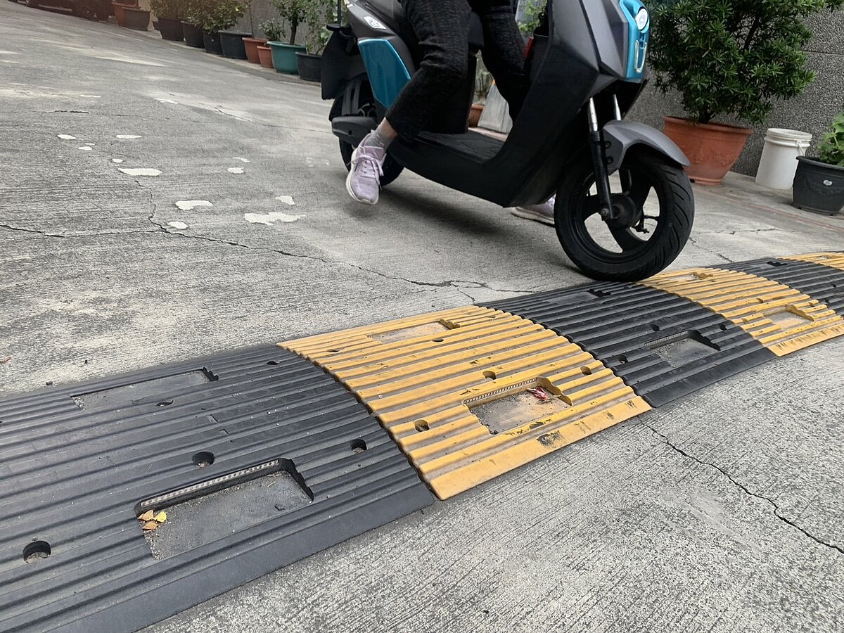 高雄許多道路減速墊由地面向上微凸起10至15公分，強制行駛車輛減速，但過往常有車輛底盤遭損壞、打滑或產生噪音等疑慮。記者宋原彰／攝影 