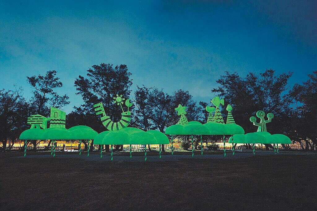 全台首座不用電就能發光的大型夜光雕塑「雲光島」,在屏東東港青洲灣夢幻登場。(鵬管處提供)