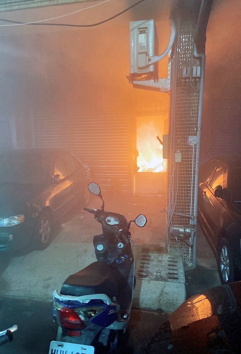 彰化市全福街今天凌晨發生住宅火警,彰化縣消防局動用大批消防車及人員趕往搶救,救出5人,其中鐘男一家2大2小到院無呼吸心跳,鐘經搶救後仍告不治,妻子及2幼兒仍陷昏迷搶救中。圖/消防局提供