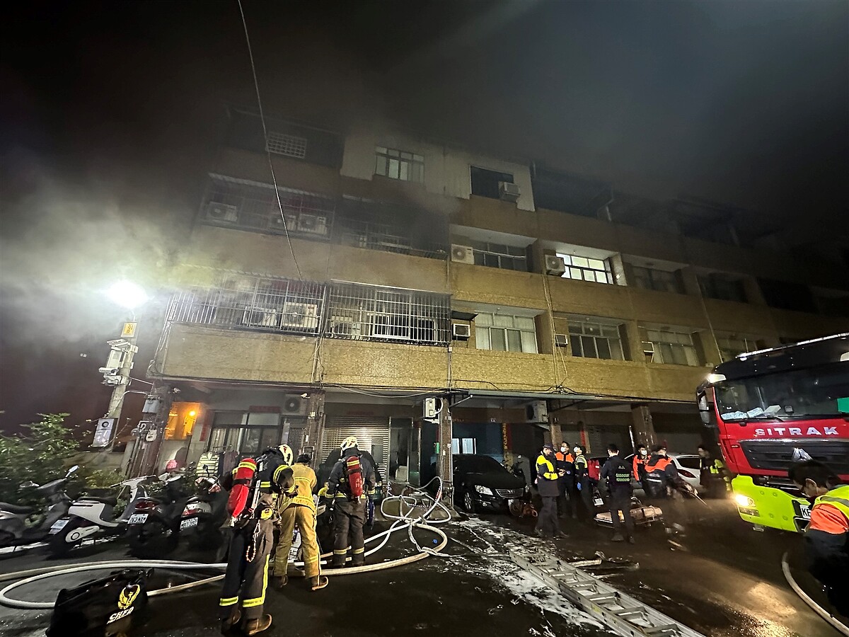 彰化市全福街今天凌晨發生住宅火警,彰化縣消防局動用大批消防車及人員趕往搶救,救出5人,其中鐘男一家2大2小到院無呼吸心跳,鐘經搶救後仍告不治,妻子及2幼兒仍陷昏迷搶救中。圖/彰化市消防局提供