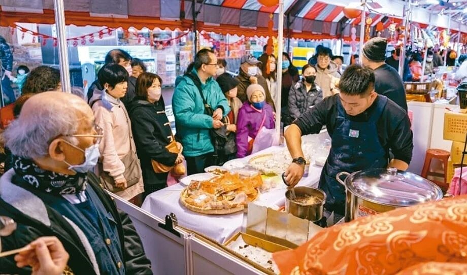 桃園市年貨大街在南華街封街舉行,連日來買氣不俗,市府經發局、衛生局每天也派員到年貨大街稽查食安衛生。圖/桃園市經發局提供