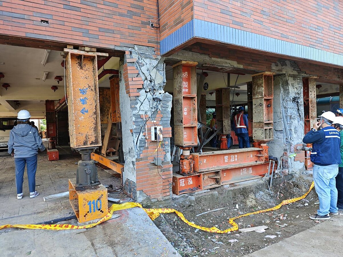 台南市玉井一處大樓，地震後出現梁柱爆裂，南市府工務局漏夜趕工進行鋼構加固作業。圖／本報資料照片 