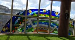 中壢區新明國小挑戰自辦公共藝術,成功打造出具在地特色的藝術作品。圖:教育局提供