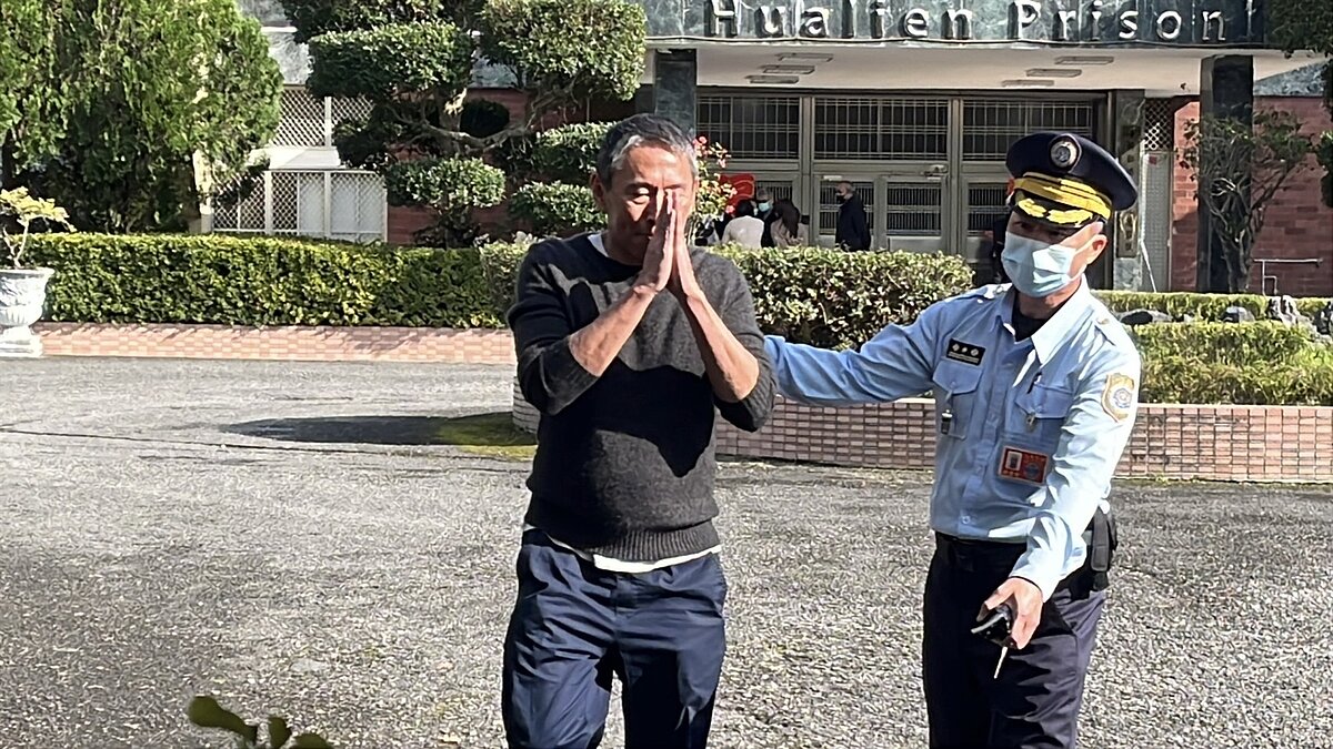 鈕承澤面對媒體提問,雙手合十回應謝謝、新年快樂。記者王燕華/攝影