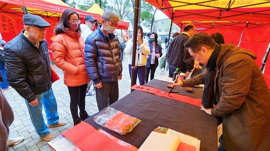 台北市信義區雅祥里辦公處1月11日舉辦新春揮毫活動,提供多樣化的春聯給里民免費領取。圖/永慶房產集團提供