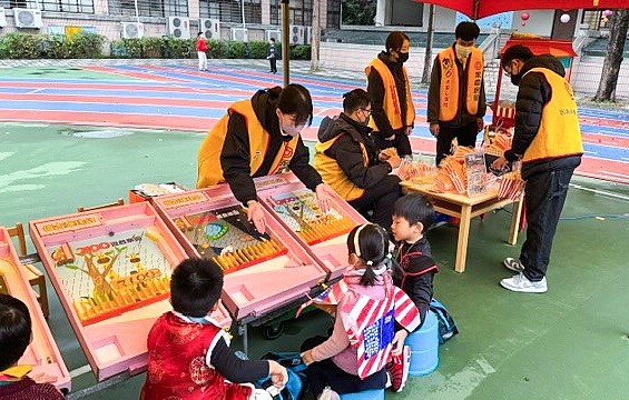 永慶房屋設立攤位,提供遊戲、爆米花與幼兒園孩子一起慶祝過年。