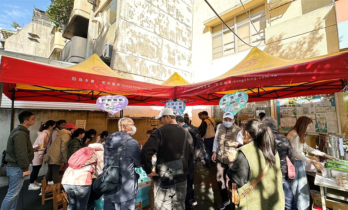 弘明幼兒園以闖關活動型式迎新春,讓家長與孩子們合力完成關卡,升溫親子感情。