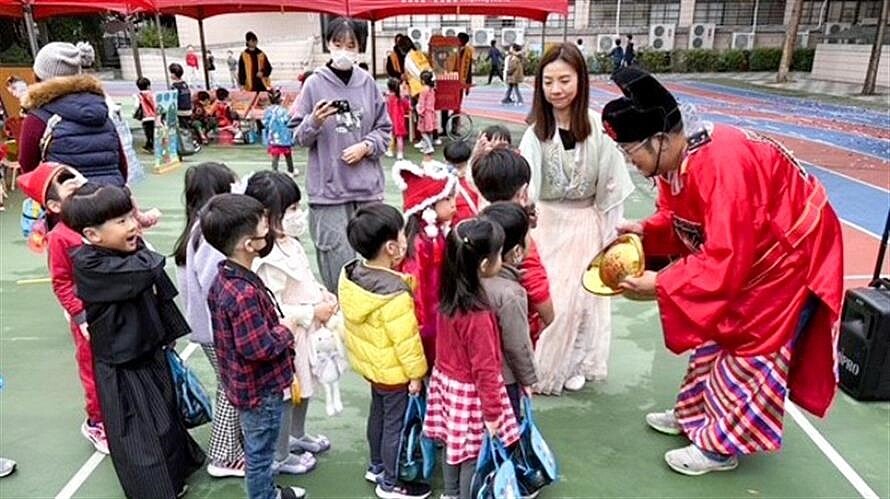 蘭雅幼兒園1月15日舉辦年貨大街活動,許多小朋友前來與財神爺遊玩互動,享受過年氣氛。