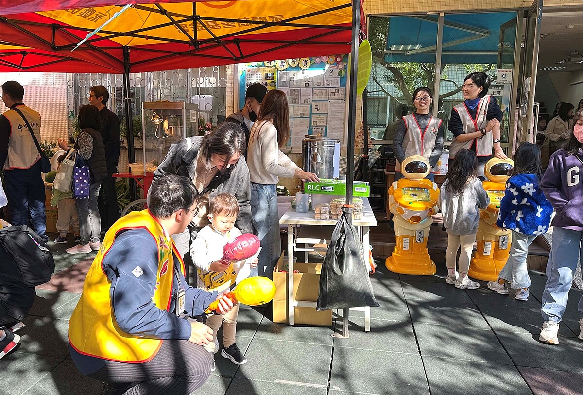 弘明幼兒園以闖關活動型式迎新春,讓家長與孩子們合力完成關卡,升溫親子感情。
