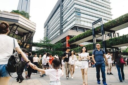 
信義商圈百貨林立，南港LaLaport開幕後，短期內勢將對人流帶來衝擊。圖∕本報資料照片
